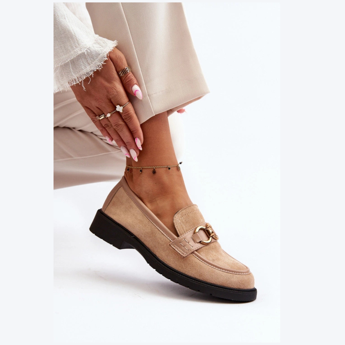 Loafers femmes –classique avec talon bas et boucle dorée