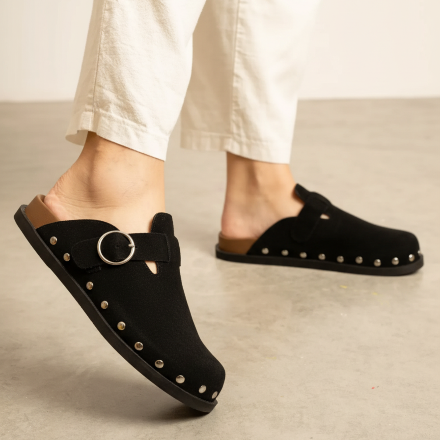 Sabots cuir détails métalliques – Élégance et simplicité