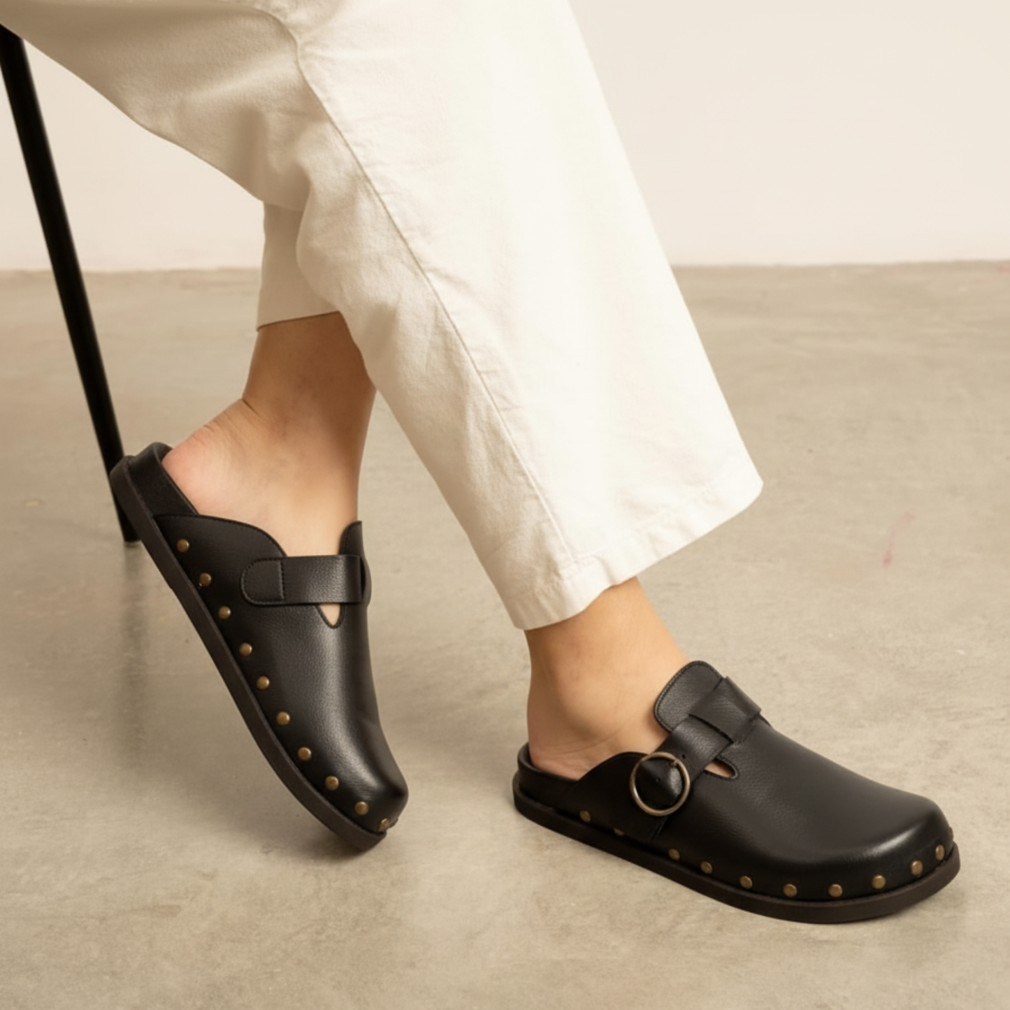 Sabots cuir détails métalliques – Élégance et simplicité
