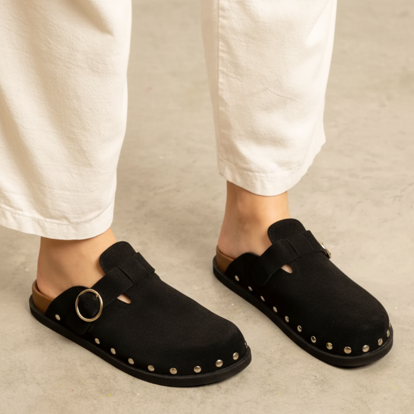 Sabots cuir détails métalliques – Élégance et simplicité