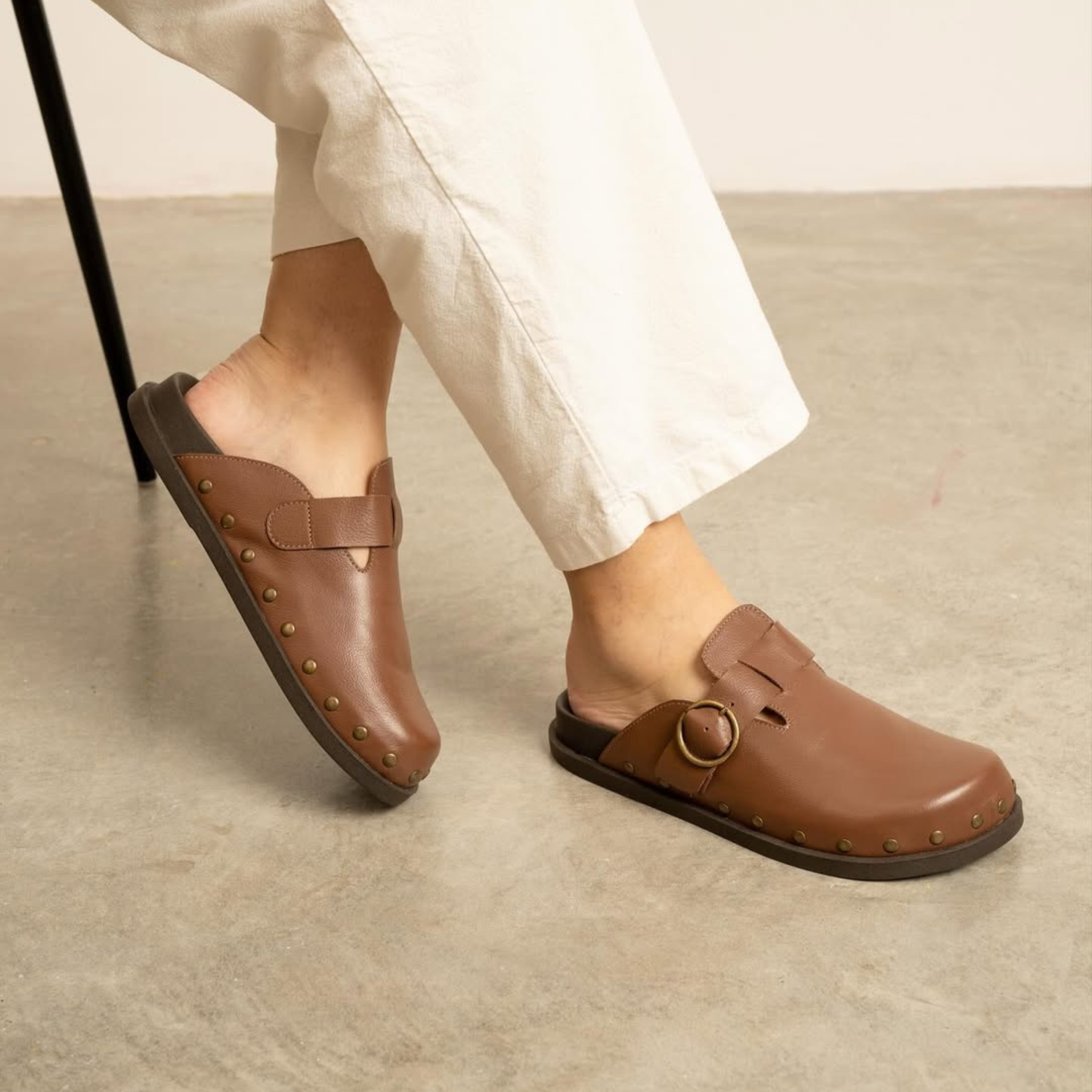 Sabots cuir détails métalliques – Élégance et simplicité