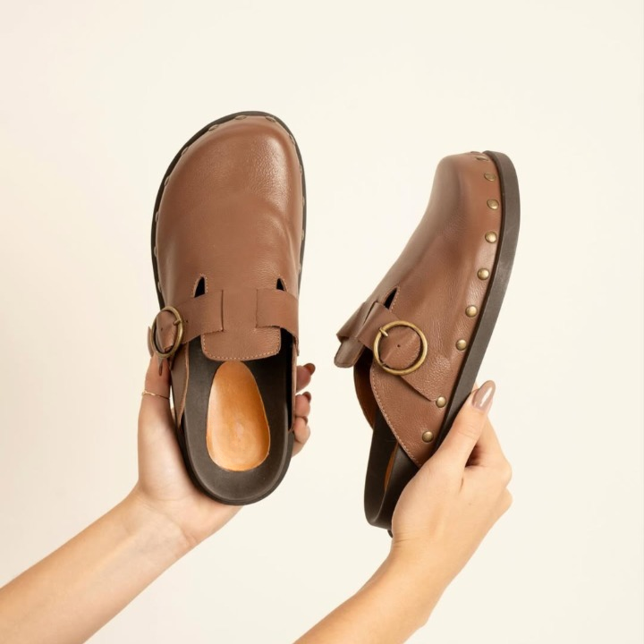 Sabots cuir détails métalliques – Élégance et simplicité