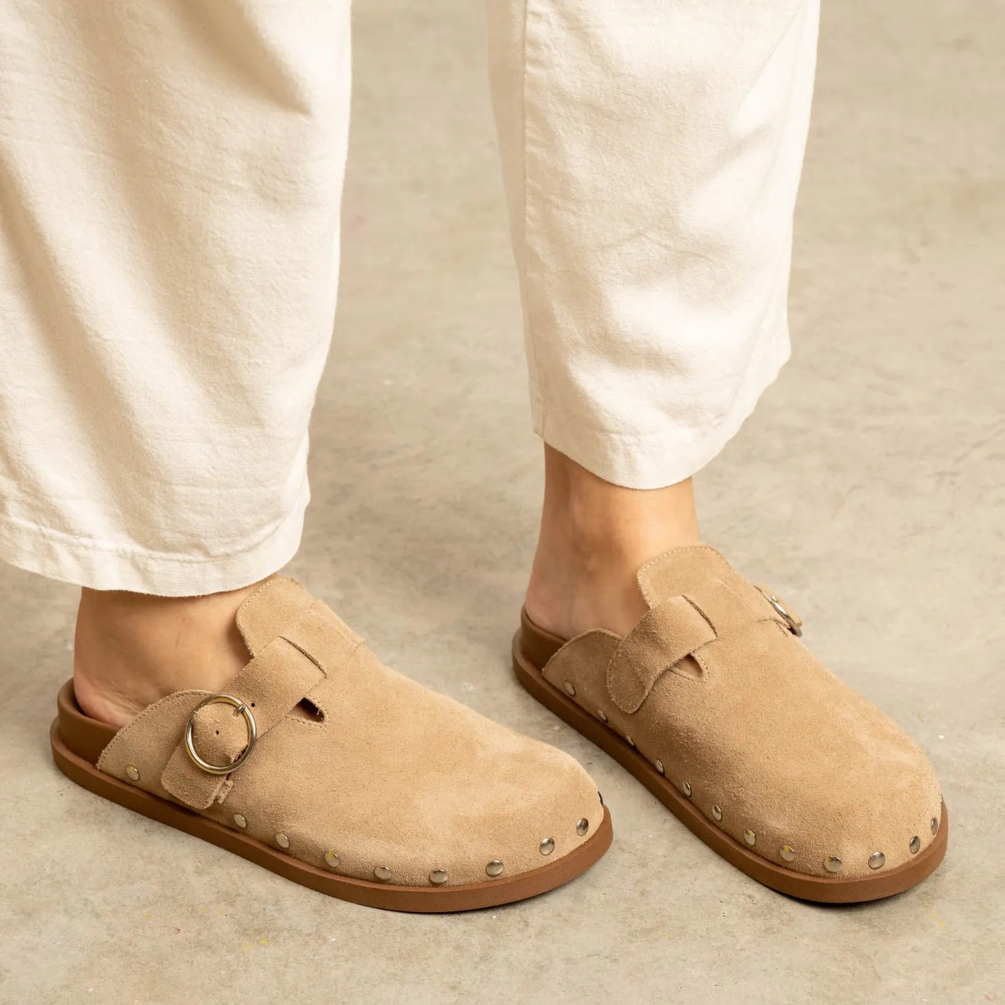 Sabots cuir détails métalliques – Élégance et simplicité