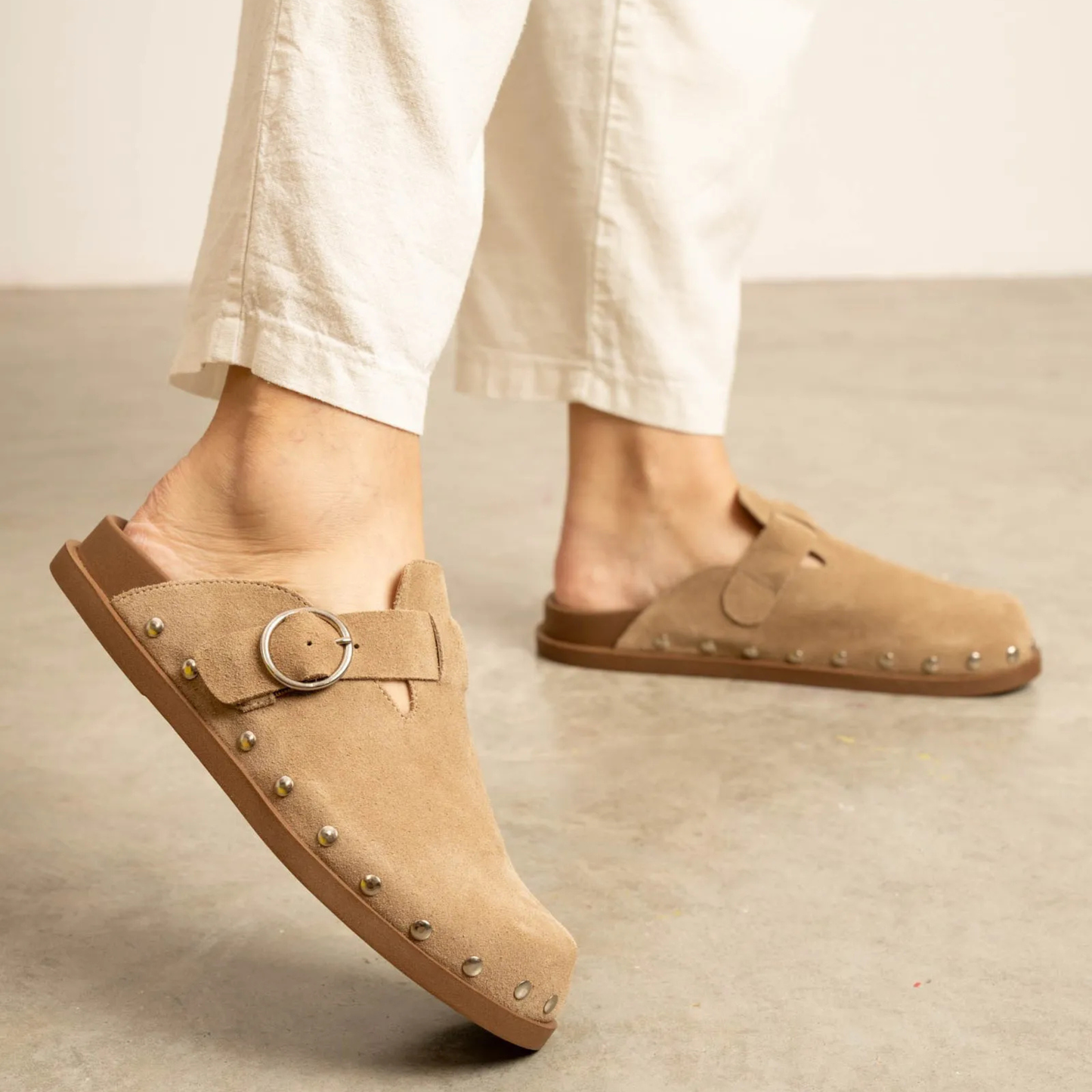 Sabots cuir détails métalliques – Élégance et simplicité