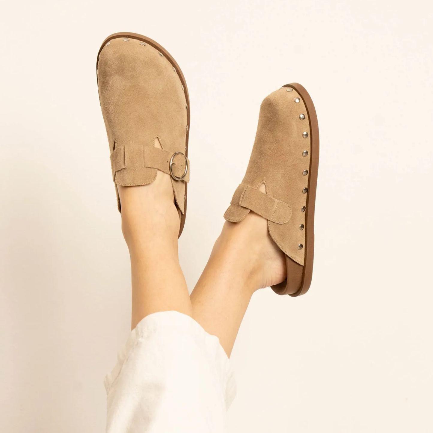 Sabots cuir détails métalliques – Élégance et simplicité