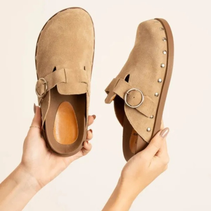Sabots cuir détails métalliques – Élégance et simplicité