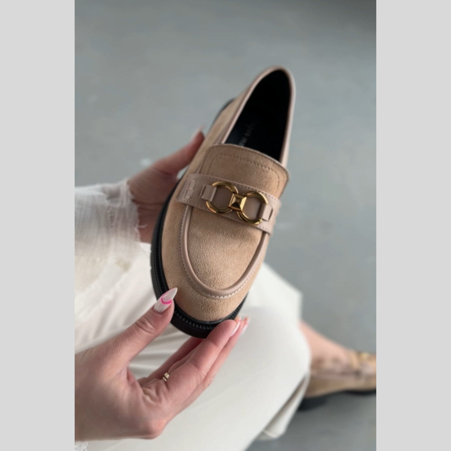 Loafers femmes –classique avec talon bas et boucle dorée