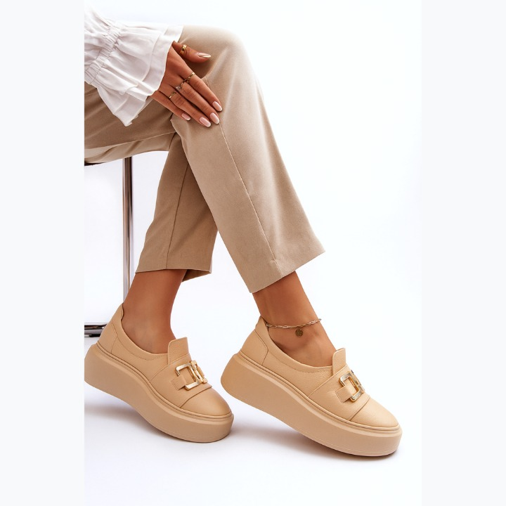 Loafer féminin moderne orné d’une boucle métallique