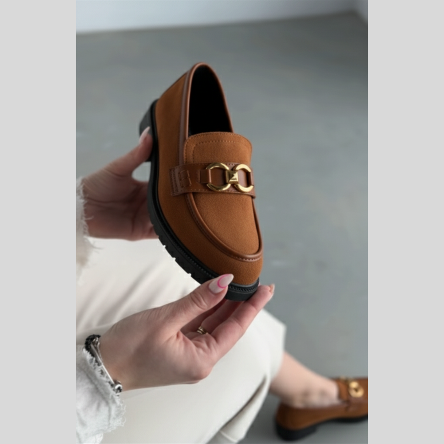 Loafers femmes –classique avec talon bas et boucle dorée