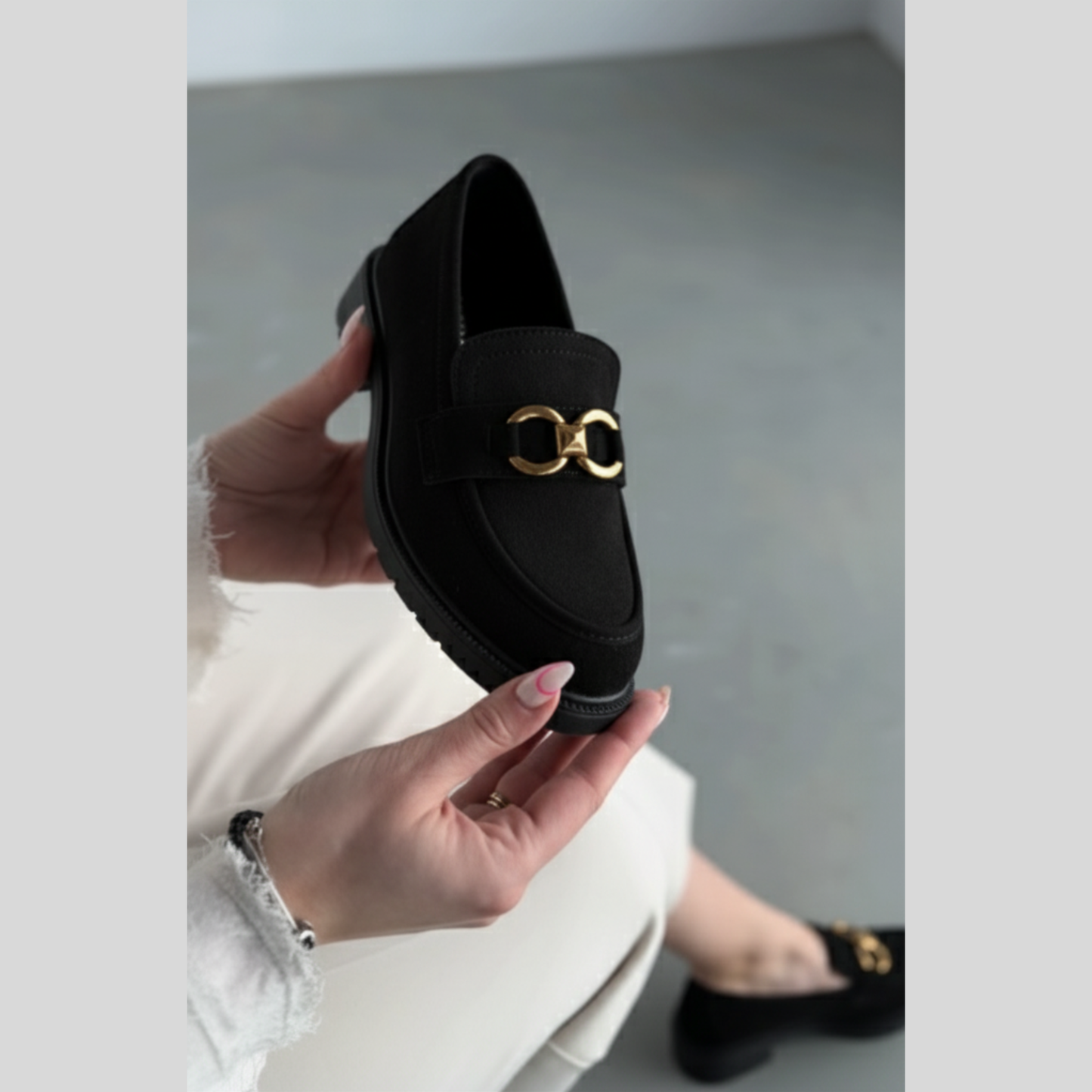 Loafers femmes –classique avec talon bas et boucle dorée