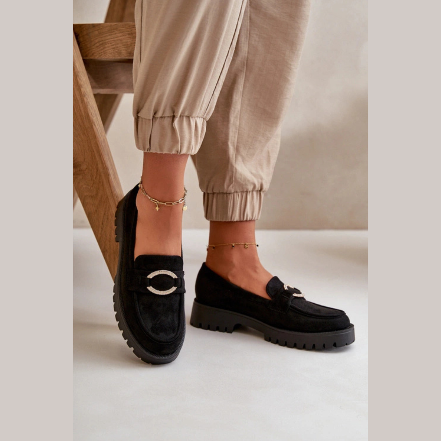 Loafers femmes – en cuir avec boucle métallique ronde