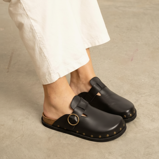 Sabots cuir détails métalliques – Élégance et simplicité