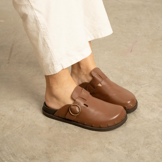 Sabots cuir détails métalliques – Élégance et simplicité
