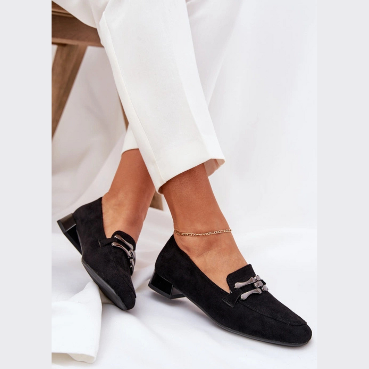 Loafers élégance confort, petit talon et boucle métallique