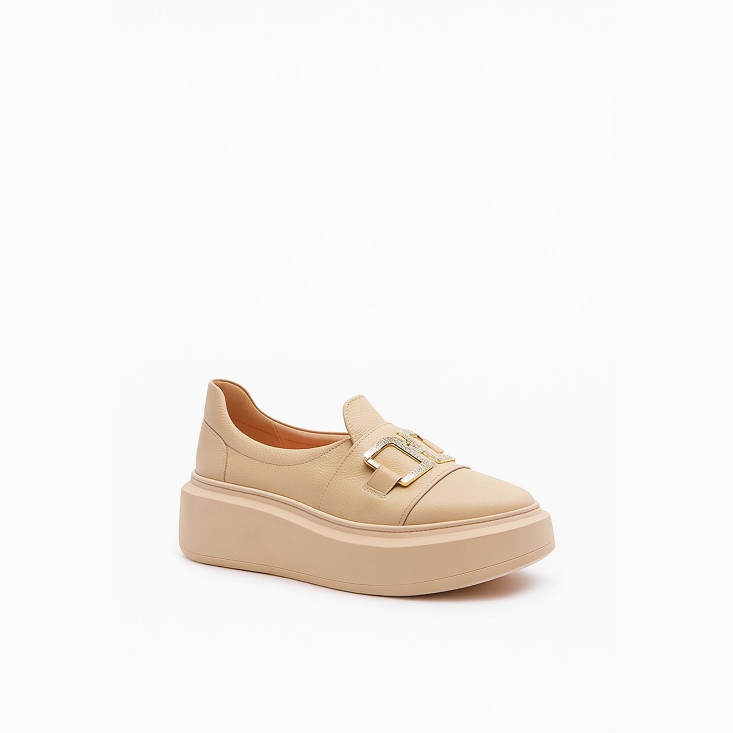 Loafer féminin moderne orné d’une boucle métallique