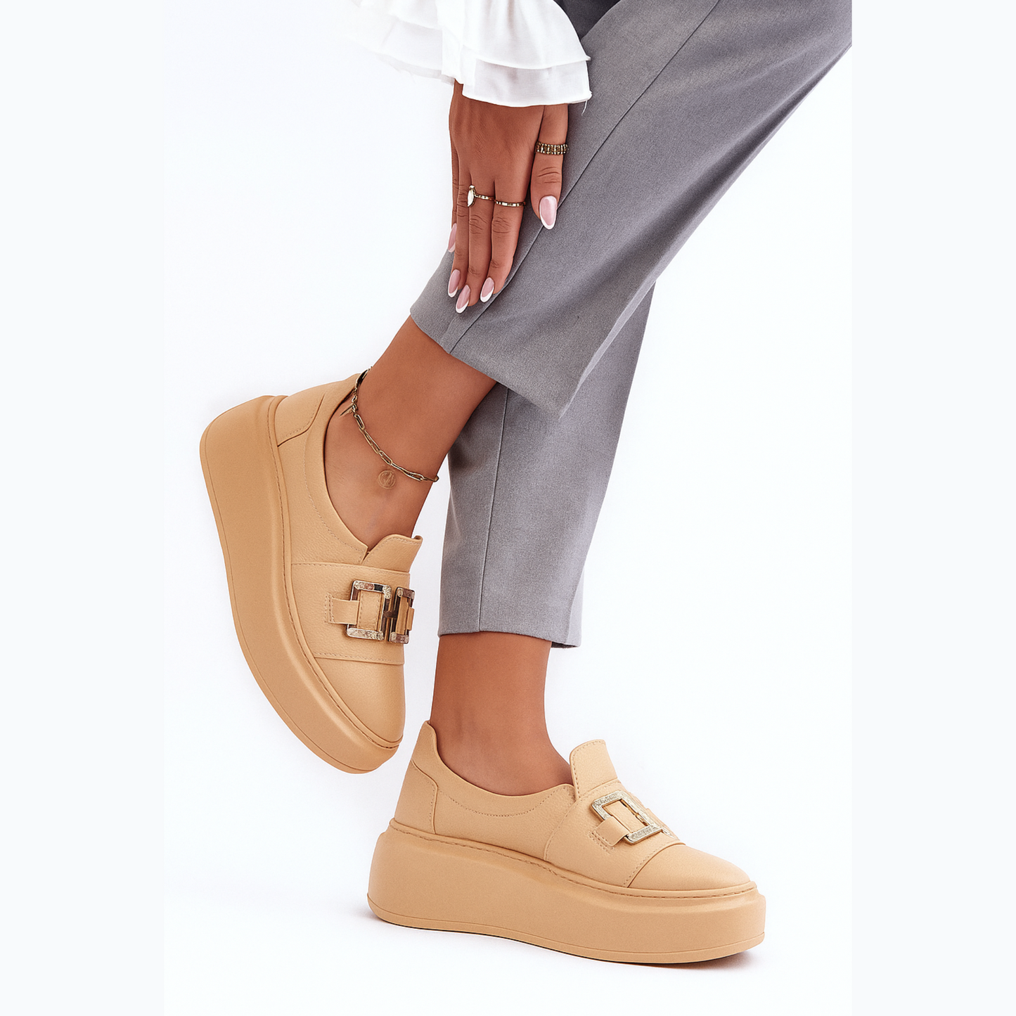 Loafer féminin moderne orné d’une boucle métallique