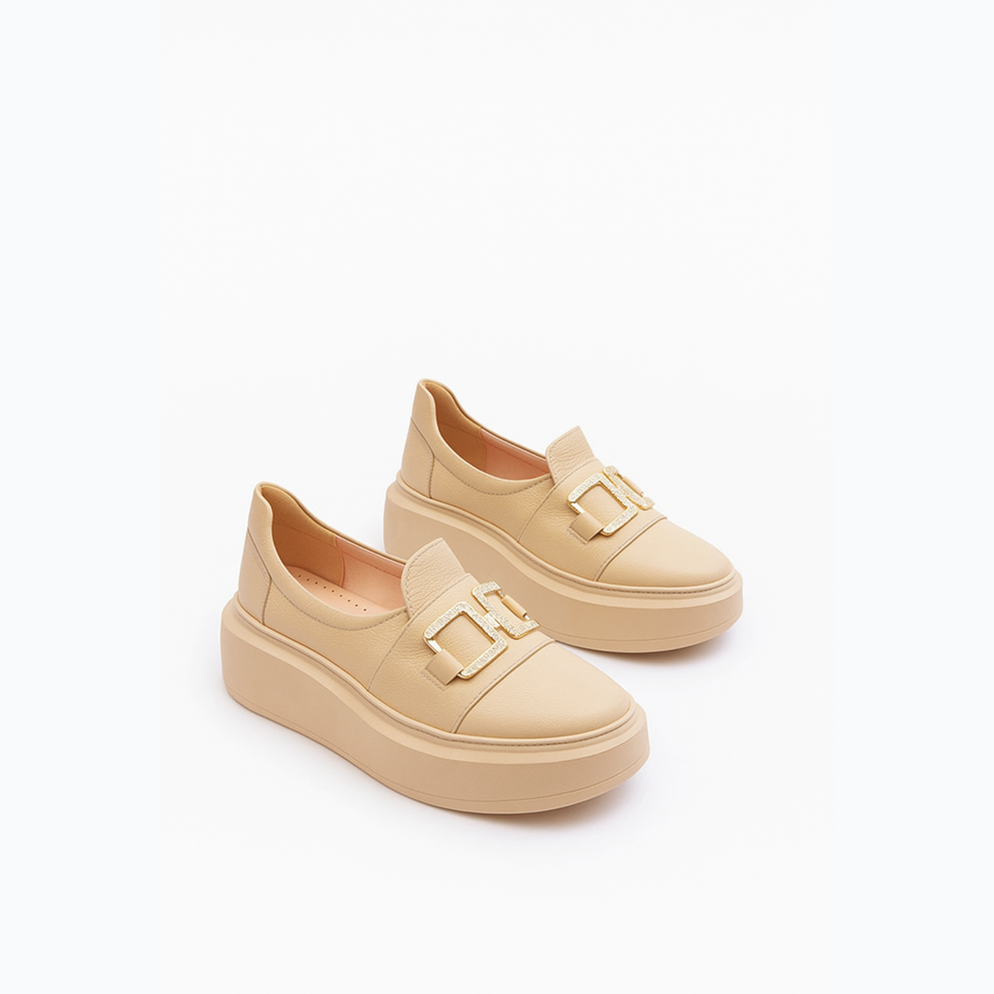 Loafer féminin moderne orné d’une boucle métallique