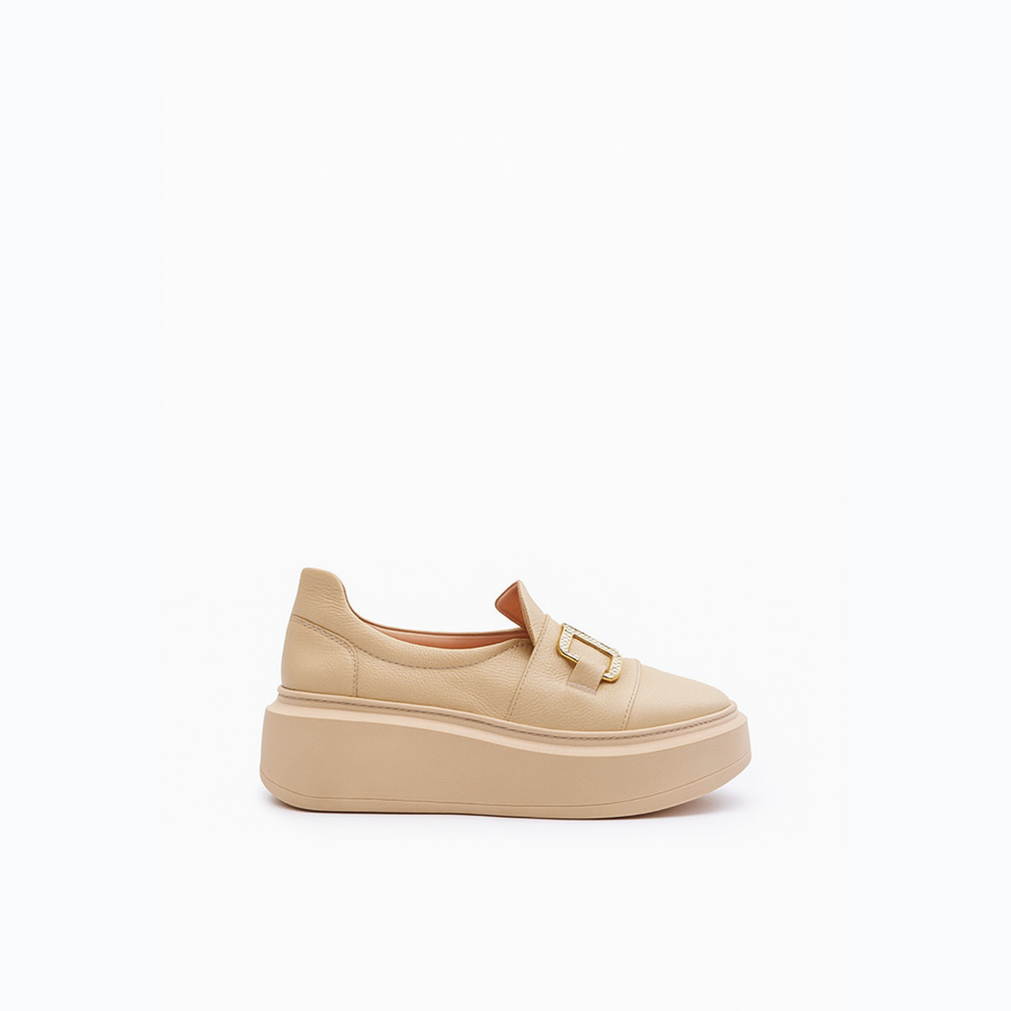 Loafer féminin moderne orné d’une boucle métallique