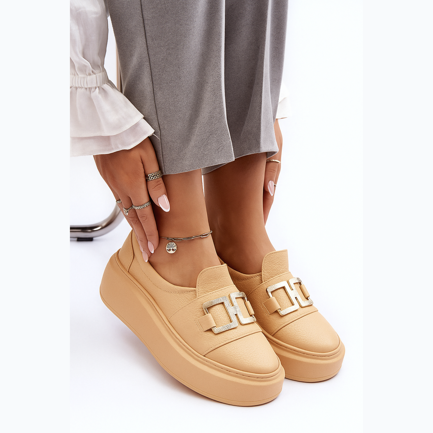Loafer féminin moderne orné d’une boucle métallique