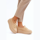 Loafer féminin moderne orné d’une boucle métallique