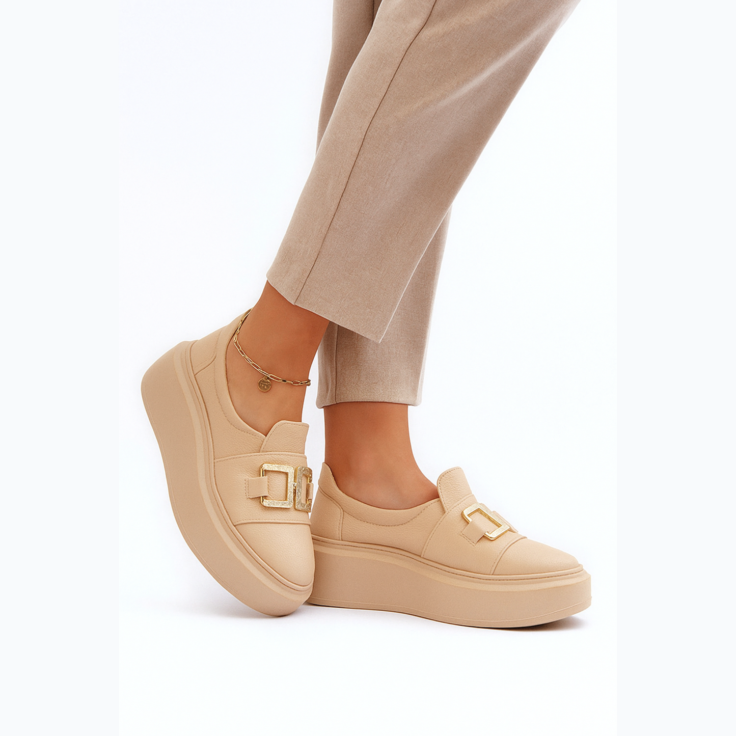 Loafer féminin moderne orné d’une boucle métallique