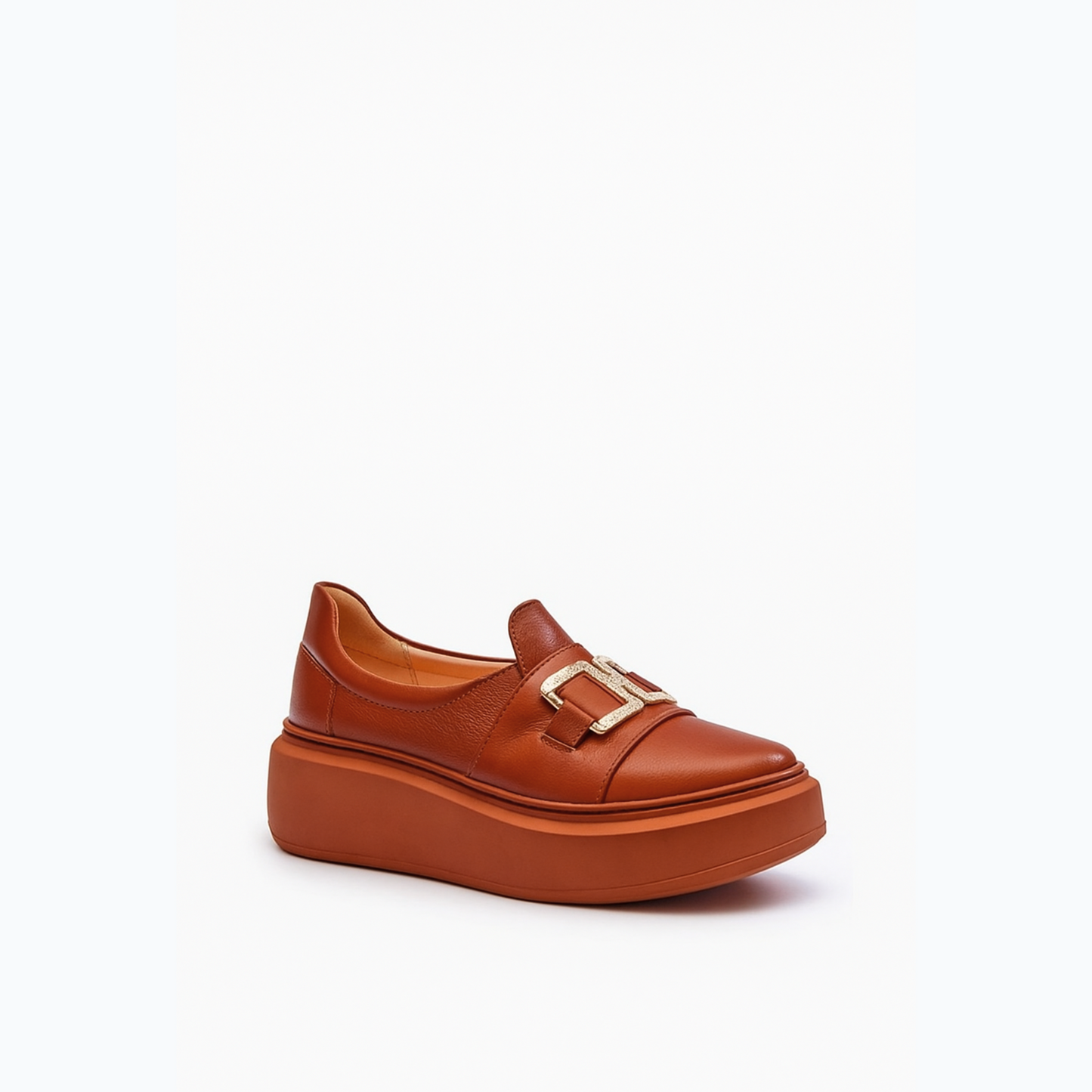Loafer féminin moderne orné d’une boucle métallique