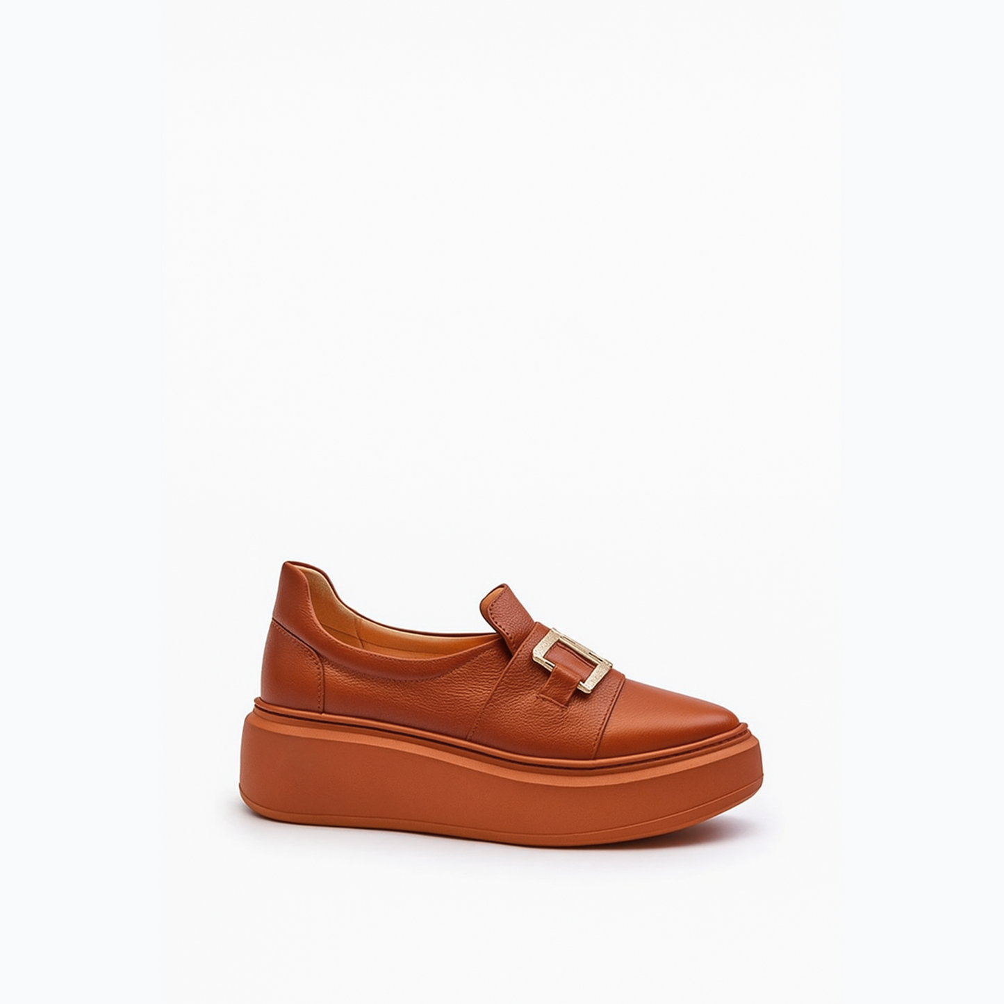 Loafer féminin moderne orné d’une boucle métallique