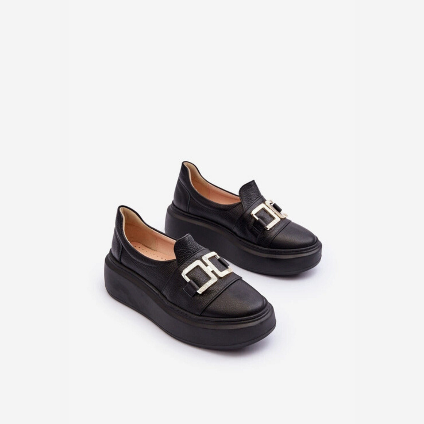 Loafer féminin moderne orné d’une boucle métallique