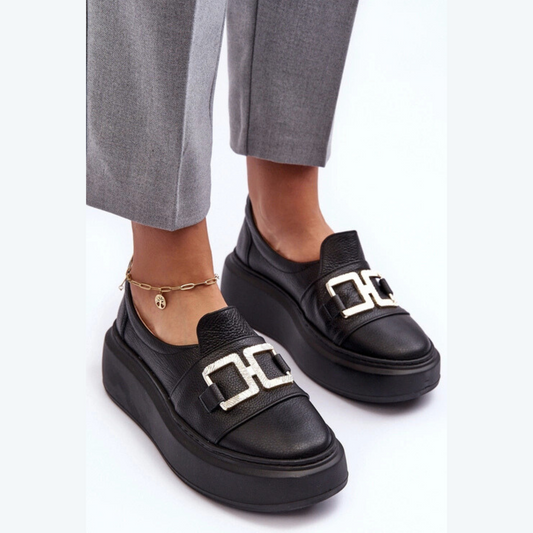 Loafer féminin moderne orné d’une boucle métallique