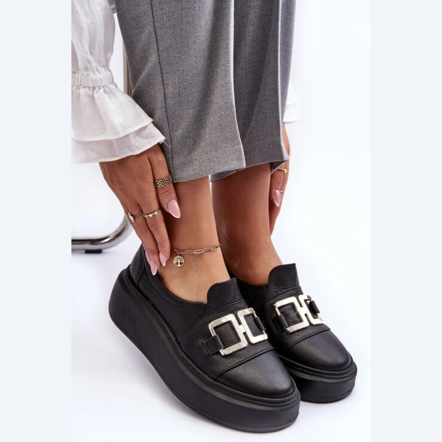 Loafer féminin moderne orné d’une boucle métallique