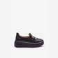 Loafer féminin moderne orné d’une boucle métallique