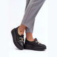 Loafer féminin moderne orné d’une boucle métallique