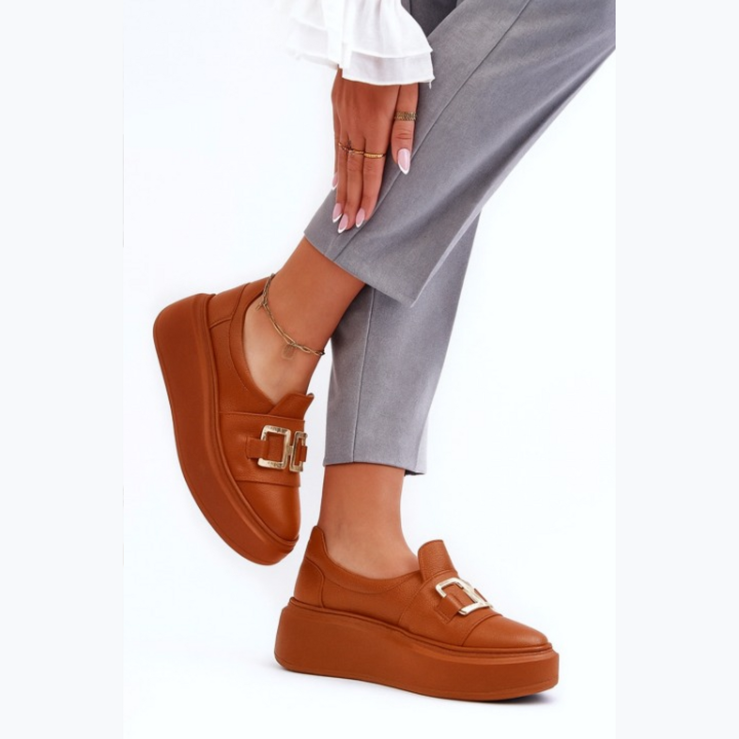 Loafer féminin moderne orné d’une boucle métallique