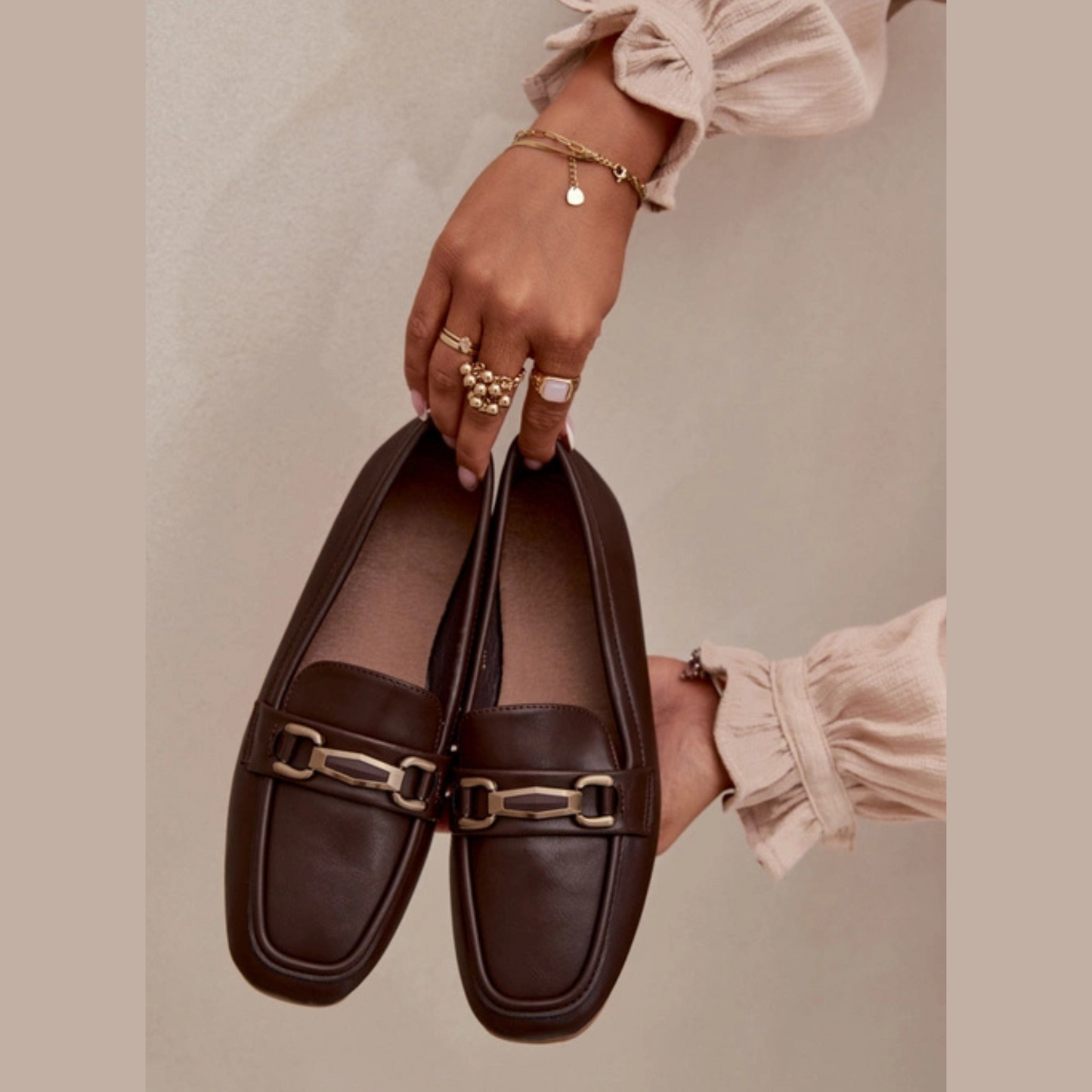 Mocassins élégants avec bijoux métalliques