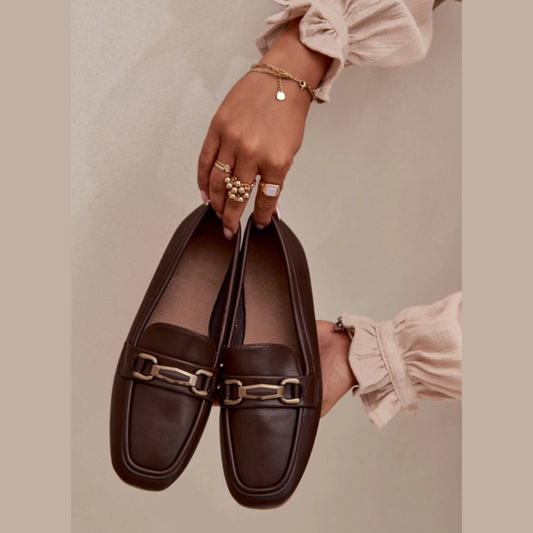 Mocassins élégants avec bijoux métalliques