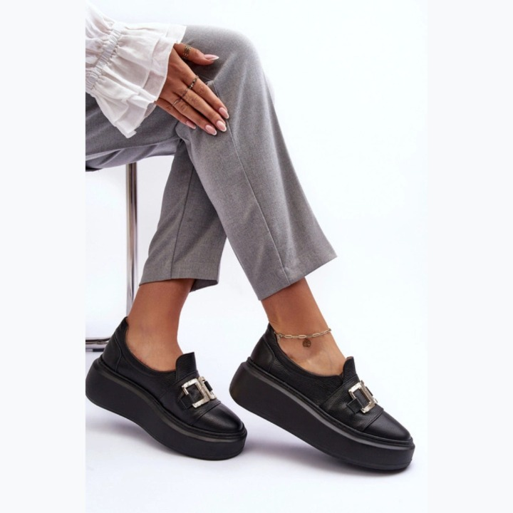Loafer féminin moderne orné d’une boucle métallique