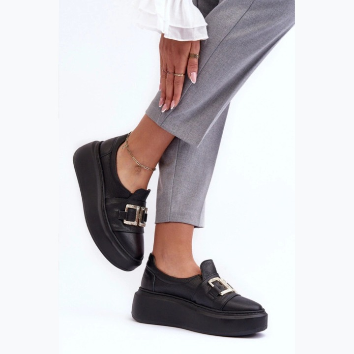 Loafer féminin moderne orné d’une boucle métallique