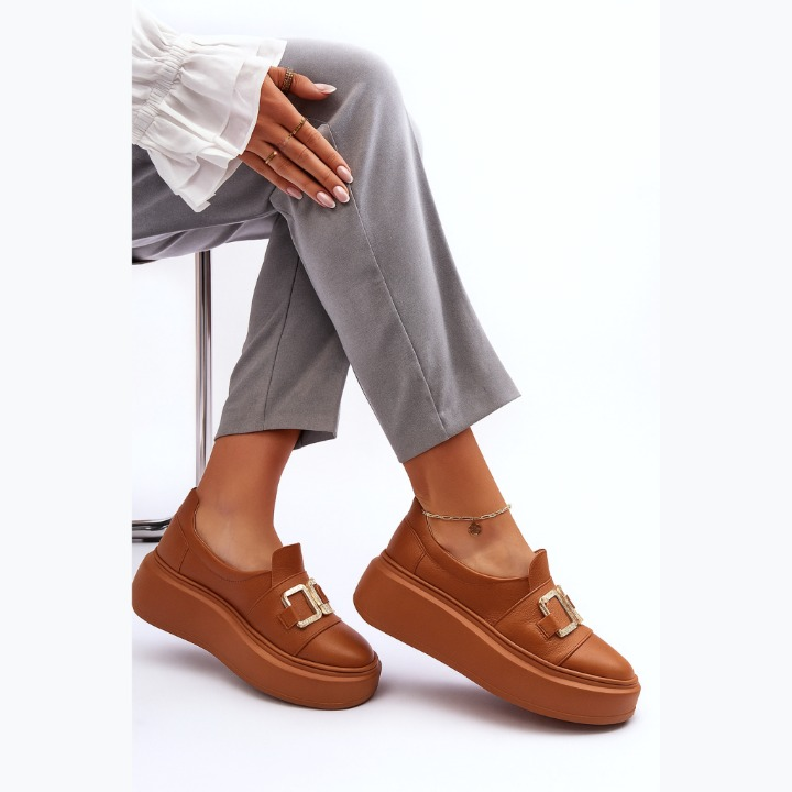 Loafer féminin moderne orné d’une boucle métallique