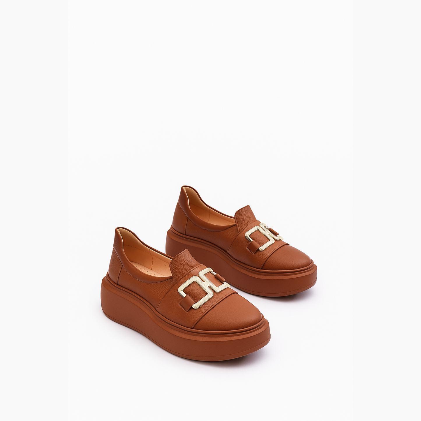 Loafer féminin moderne orné d’une boucle métallique