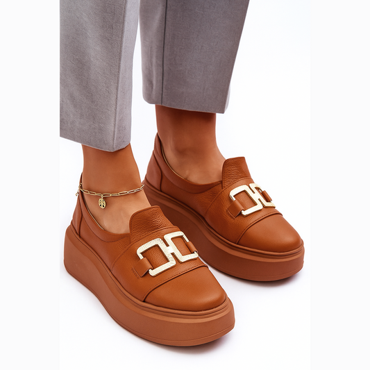 Loafer féminin moderne orné d’une boucle métallique