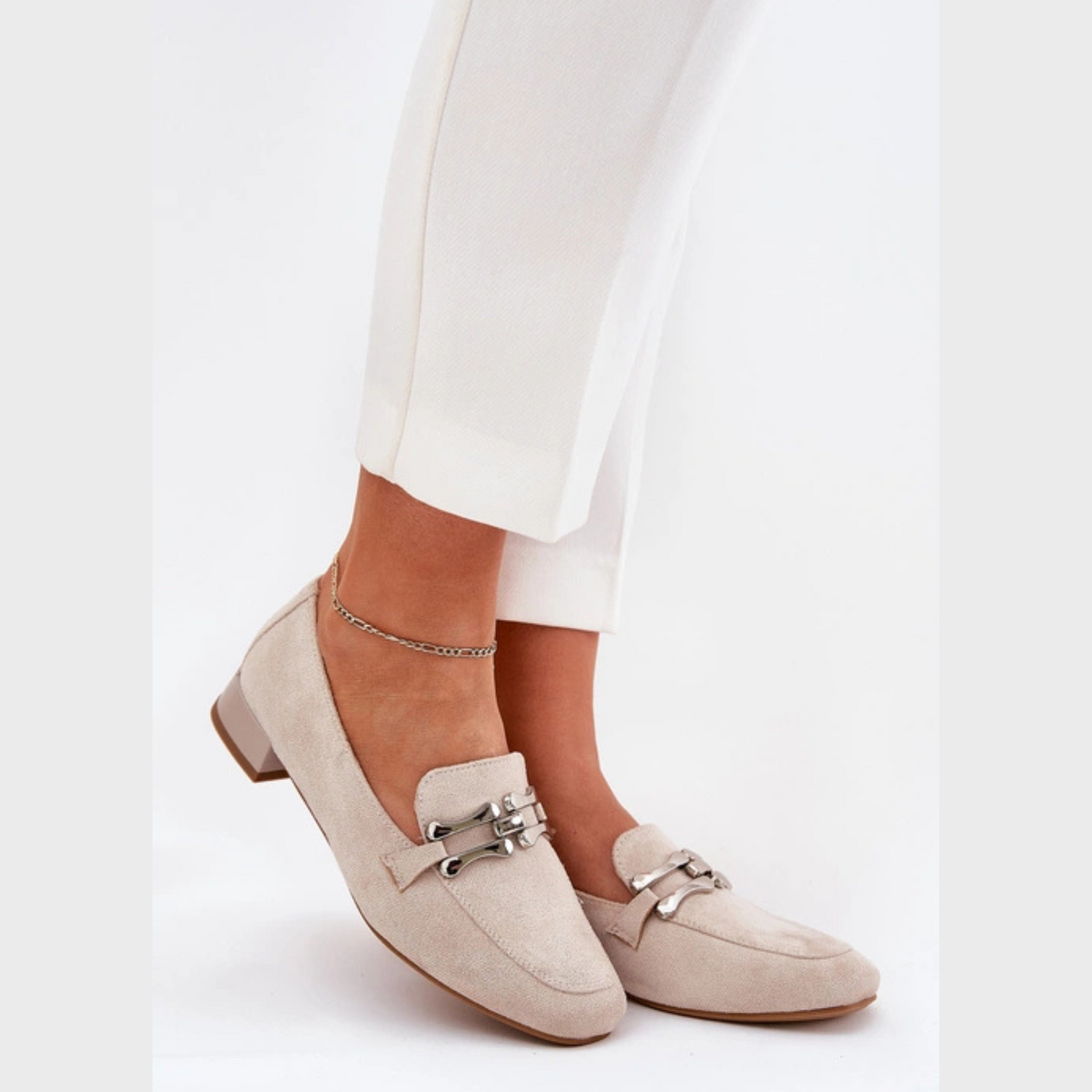 Loafers élégance confort, petit talon et boucle métallique