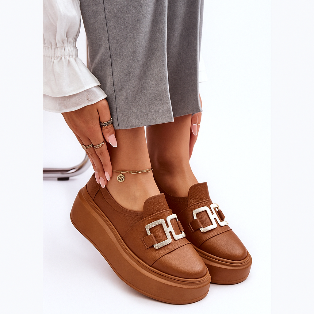 Loafer féminin moderne orné d’une boucle métallique
